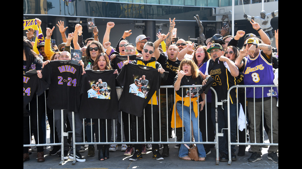 Хиляди се простиха с Коби Брайънт