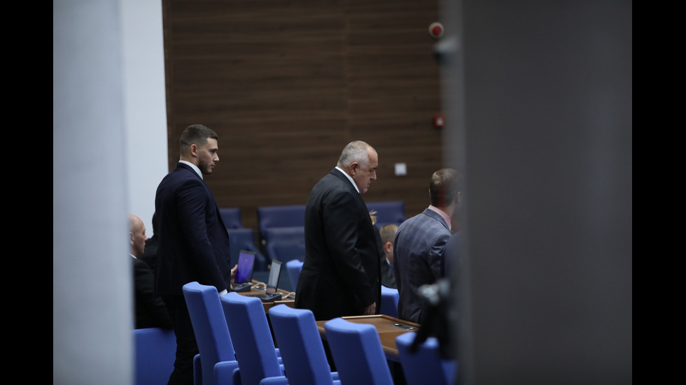 Депутатите започнаха заседанието си с минута мълчание в памет на Българския патриарх