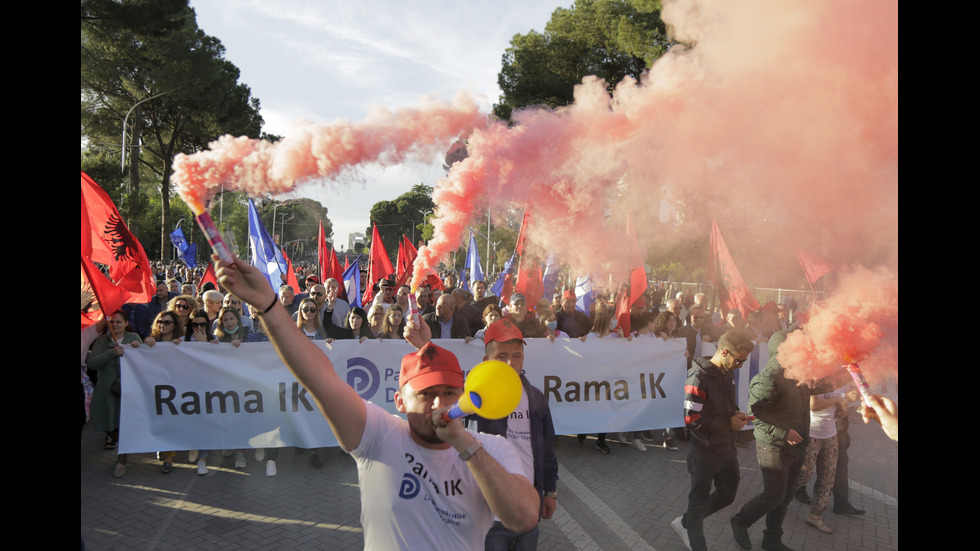 Полицай беше ранен на митинга на опозицията в Тирана