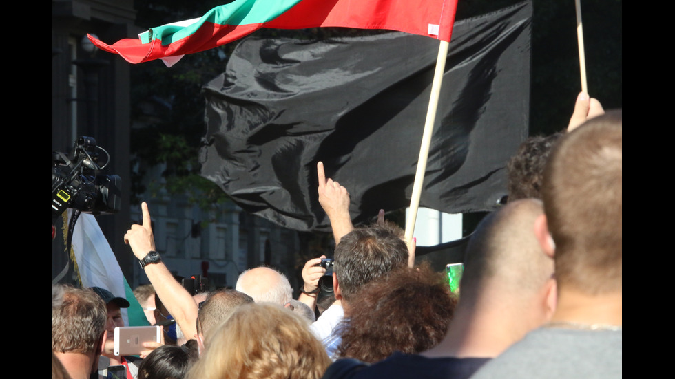 Шестият протест в София започна без напрежение
