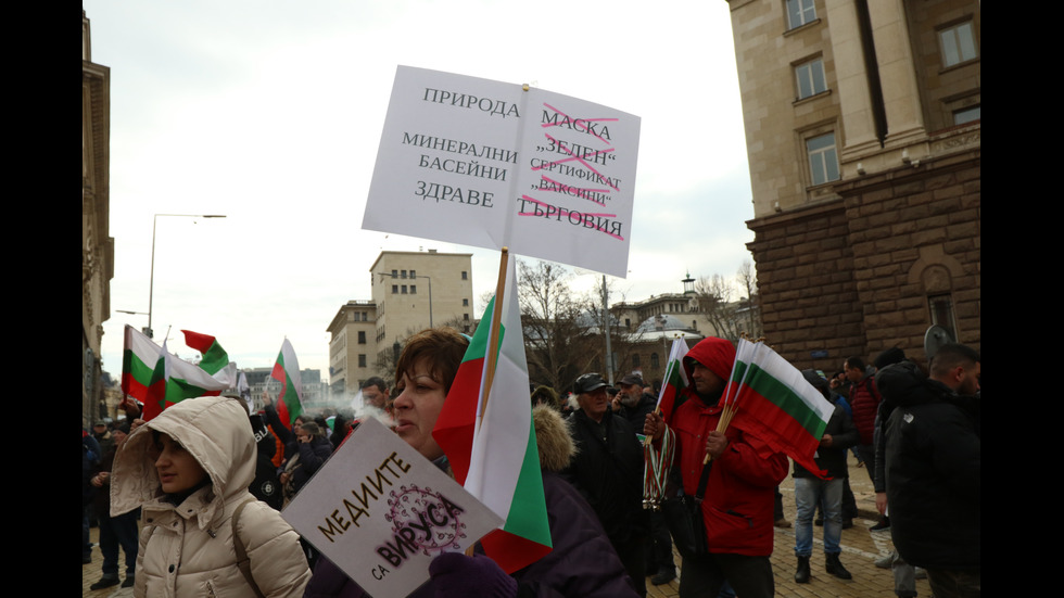 Протест срещу антиCOVID мерките в центъра на София, премиерът отиде при демонстрантите
