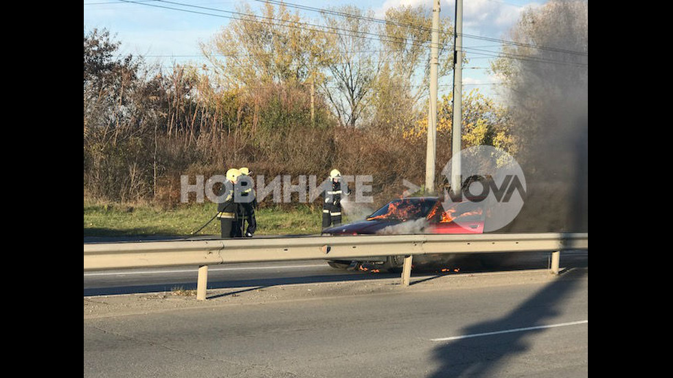 Кола се запали в движение