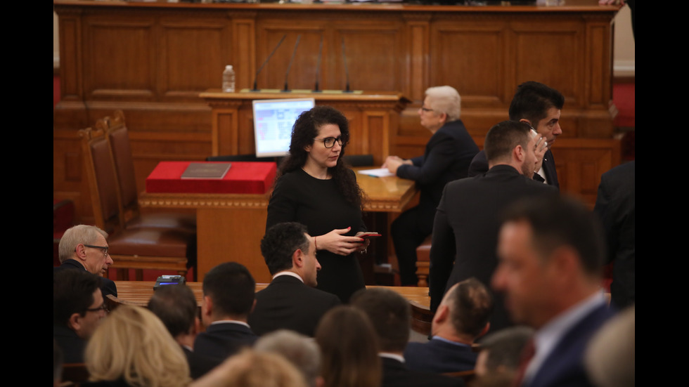 Парламентът решава дали да подкрепи проектокабинета "Габровски"