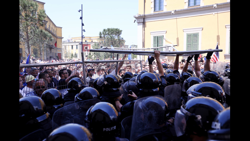 Атнтиправителствени протести в Тирана