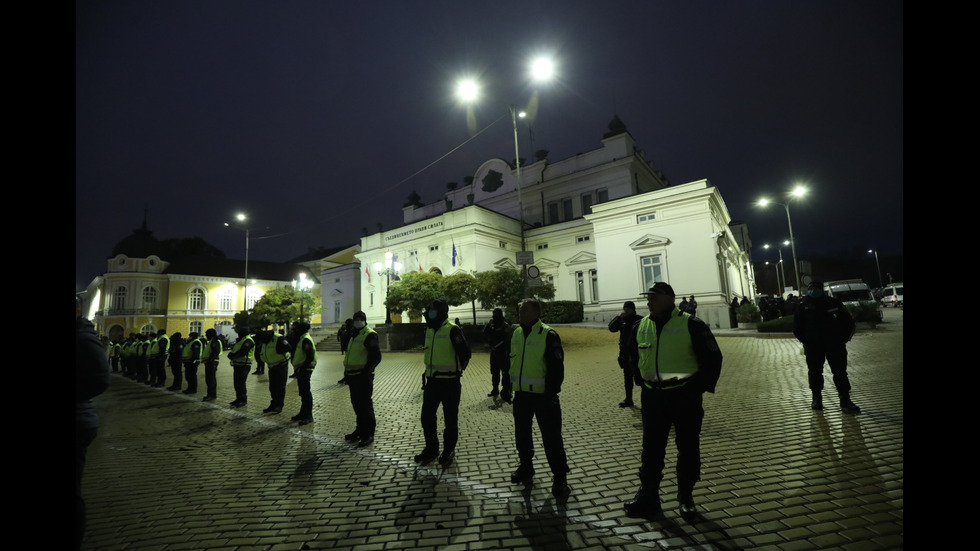 Протестиращи блокираха площад Народно събрание