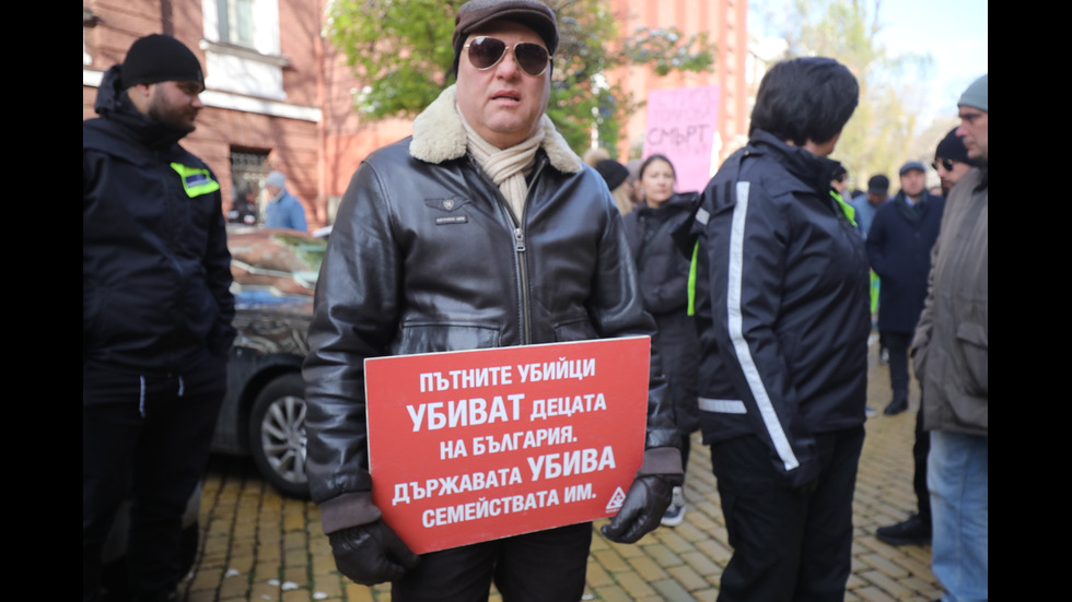 „Стига повече“: Протест в София срещу войната по пътищата