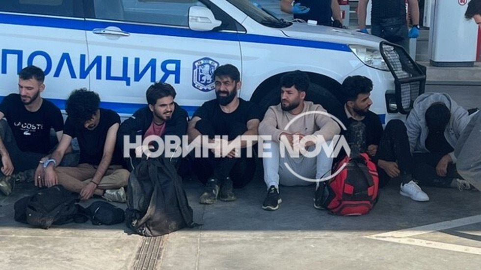 След гонка: Заловиха кола с 12 мигранти край Бургас