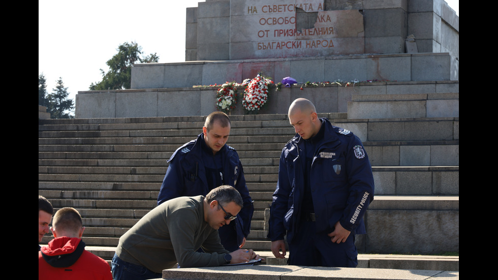 Разбиха плочата на Паметника на Съветската армия в София