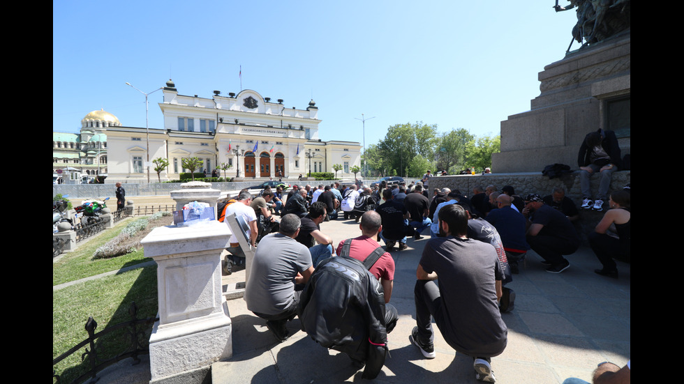 Транспортният министър отиде с мотопед на протеста на мотористите