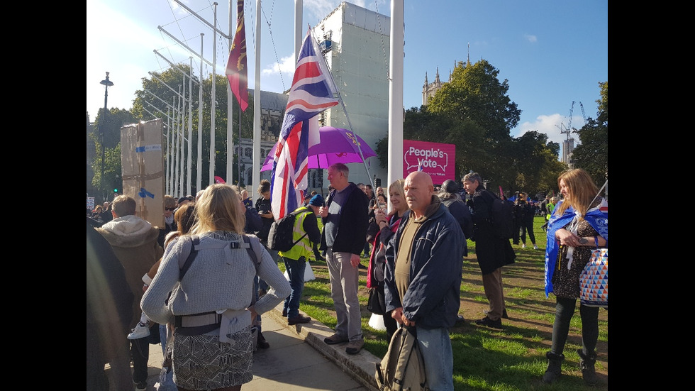 Десетки хиляди протестират в Лондон срещу Brexit