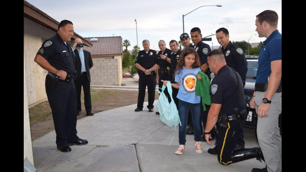 Десетки полицаи водят малко момиченце на училище