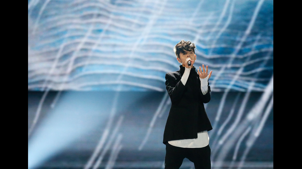 Отброяваме минутите до представянето на Кристиян Костов на финала на Евровизия