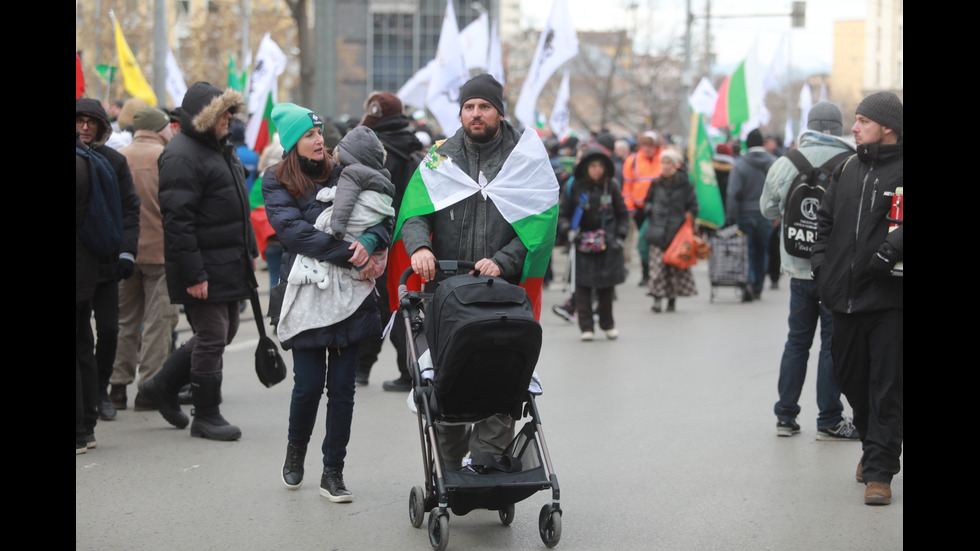 "Възраждане" организира протест срещу зеления сертификат, докараха водно оръдие пред НС