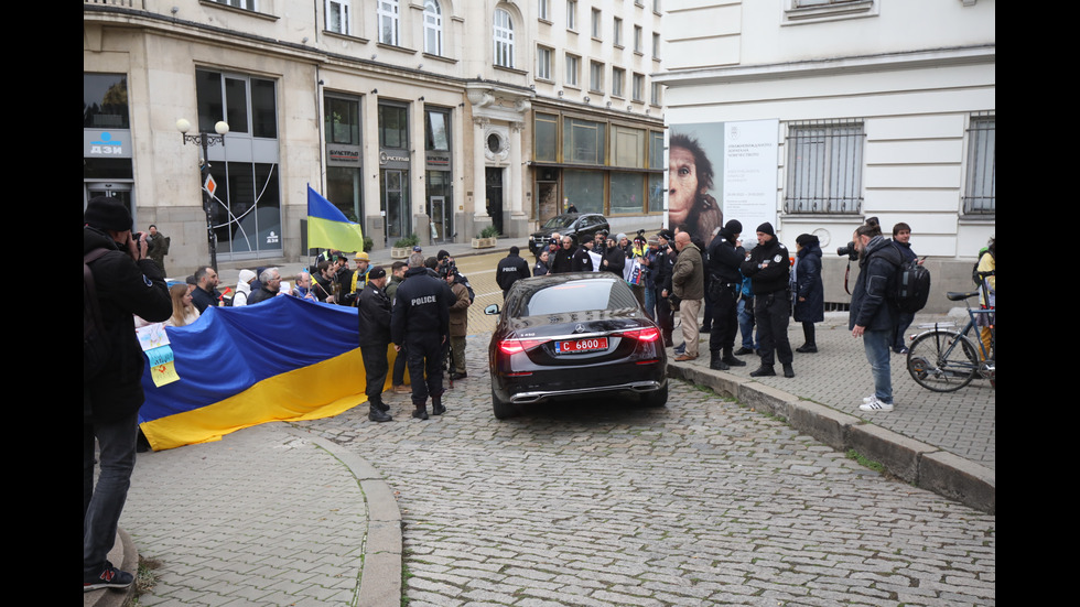 Митрофанова на литургия в Руската църква, протестиращи блокираха храма