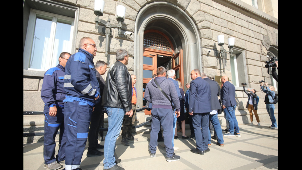 Протестиращи миньори и енергетици - на среща с политици в НС