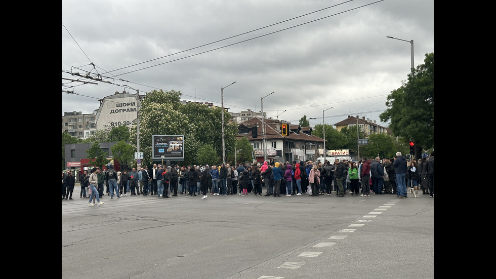 След смъртта на Явор и Ани: Втори ден протести на лобното им място