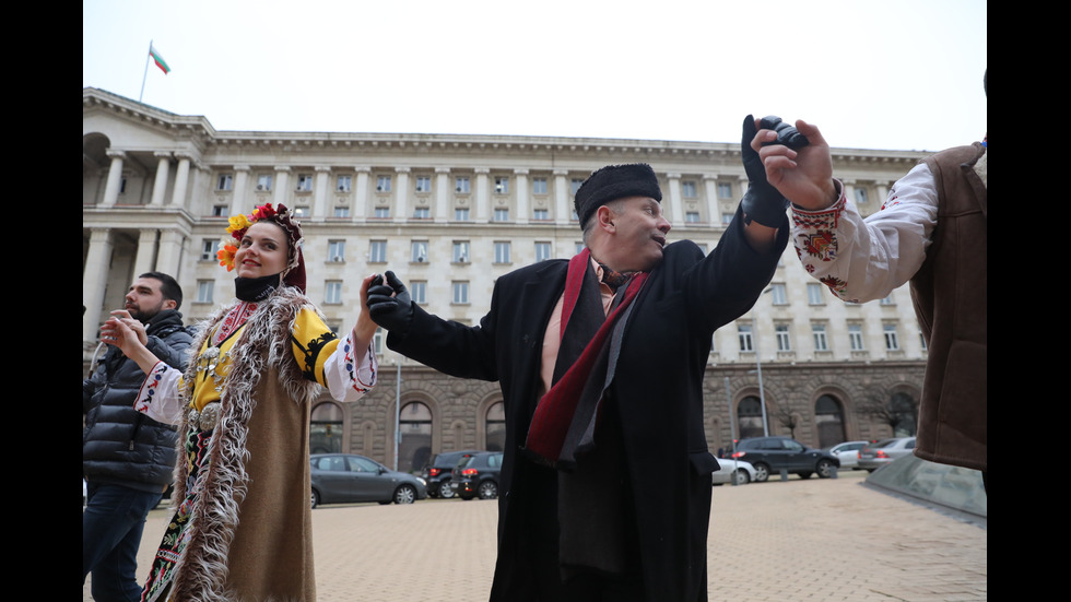 Частни фолклорни ансамбли излязоха на протест