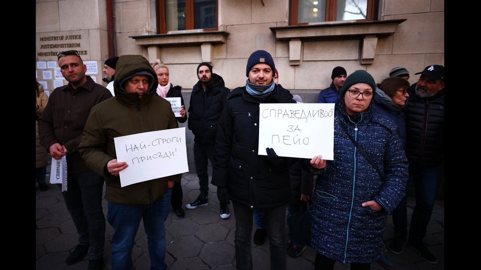 „В памет на един баща”: Протести в София след убийството на Пейо Пеев