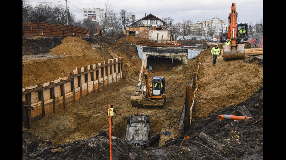 Кола падна в изкопа на метрото в "Овча купел"