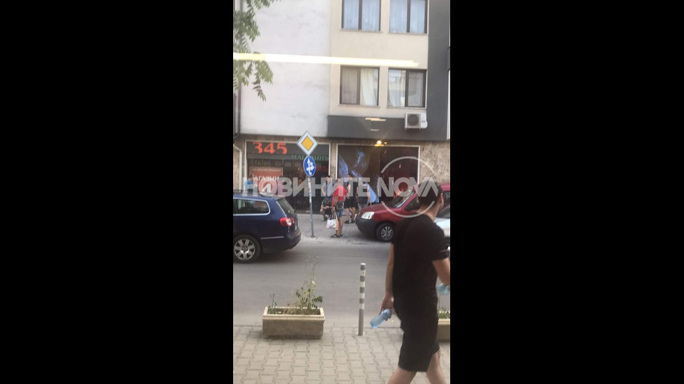 Кола се вряза в магазин в София (СНИМКИ)