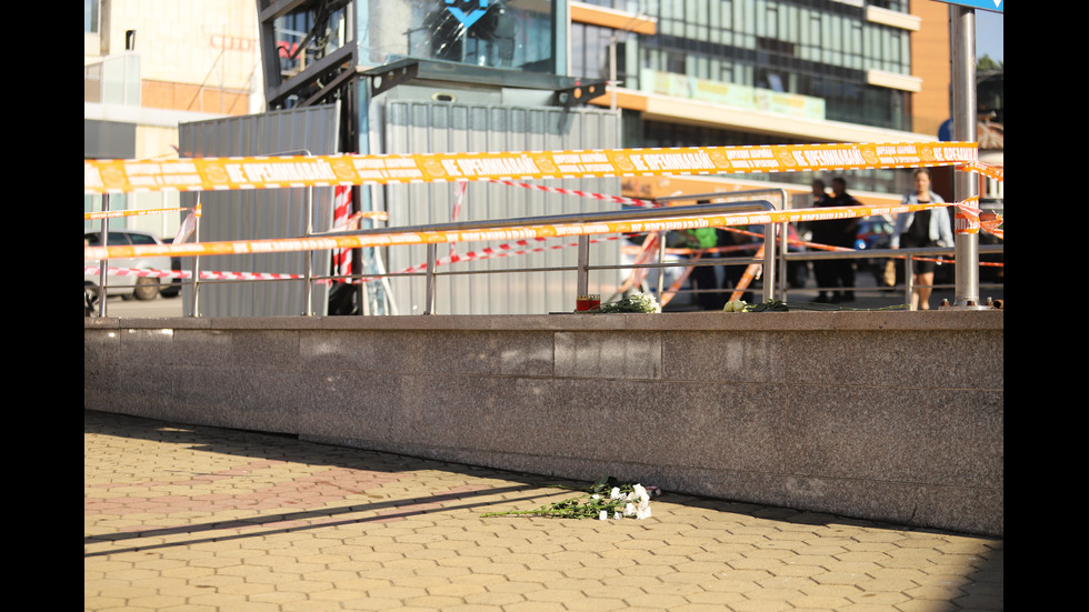 Цветя в памет на загиналите жени при тежката катастрофа в София