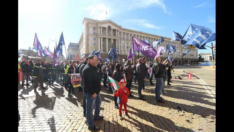 Пожарникари и полицаи от цялата страна излизат на протест в София