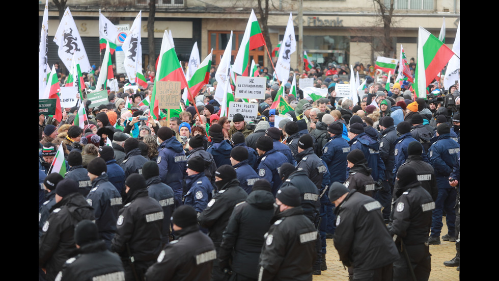 "Възраждане" организира протест срещу зеления сертификат, докараха водно оръдие пред НС