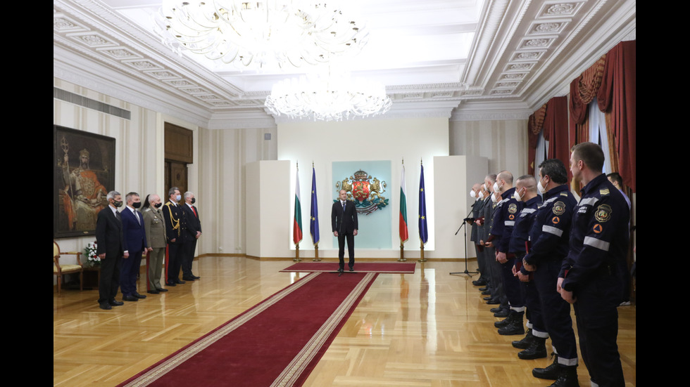 Президентът удостои с държавни отличия огнеборци