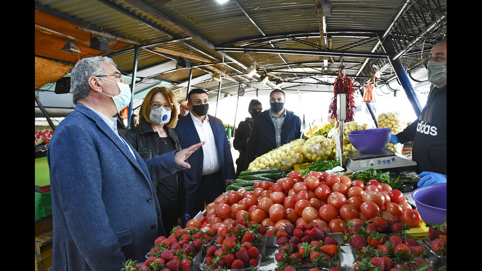 Вътрешният министър и кметът на София проверяват работата на пазарите