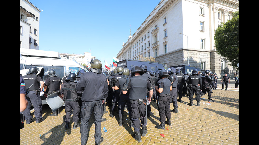 Протест пред парламента