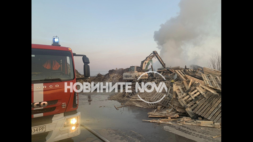 Пожар в цех за пелети в Пловдив
