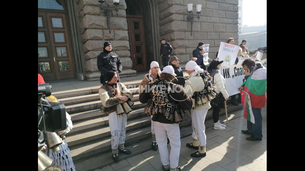 Протест на перничани блокира центъра на София