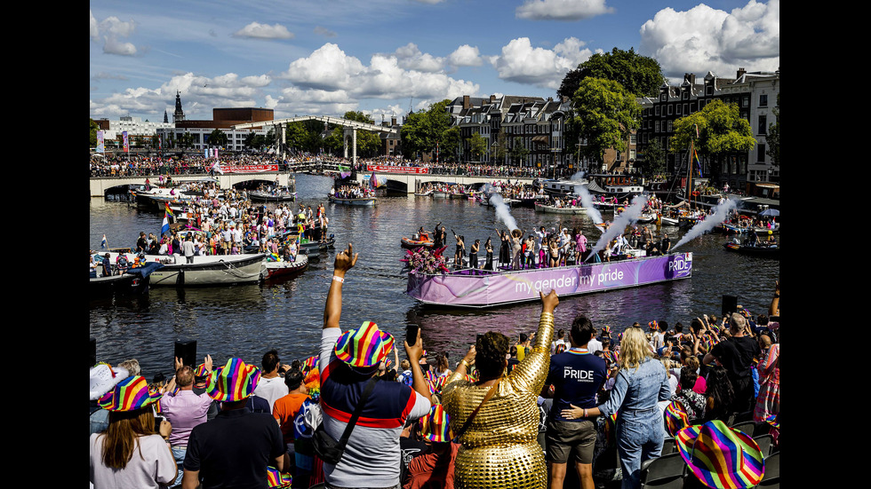 Стотици наблюдаваха честването на Амстердам Прайд по каналите на града