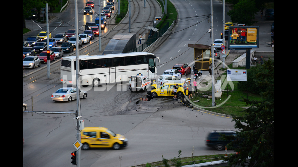 Жестока катастрофа с такси в София, има ранени