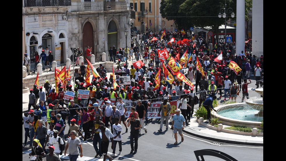 Стотици чуждестранни берачи на домати протестираха в Италия