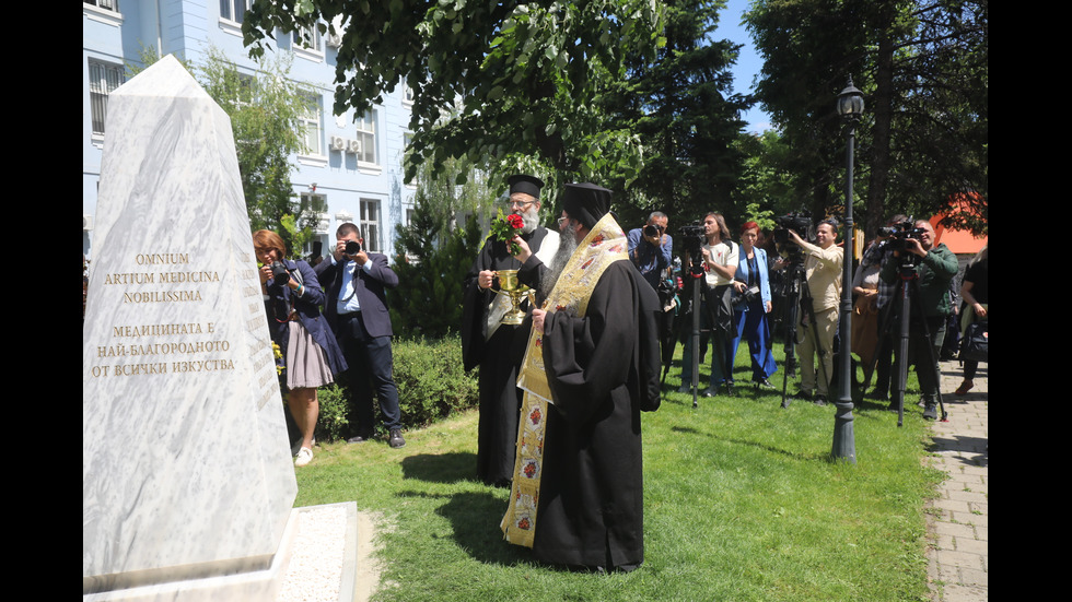 Откриха паметник на лекарите, загинали от COVID-19