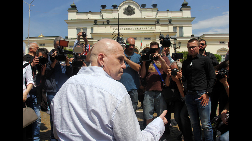 Слави Трифонов на протест пред парламента