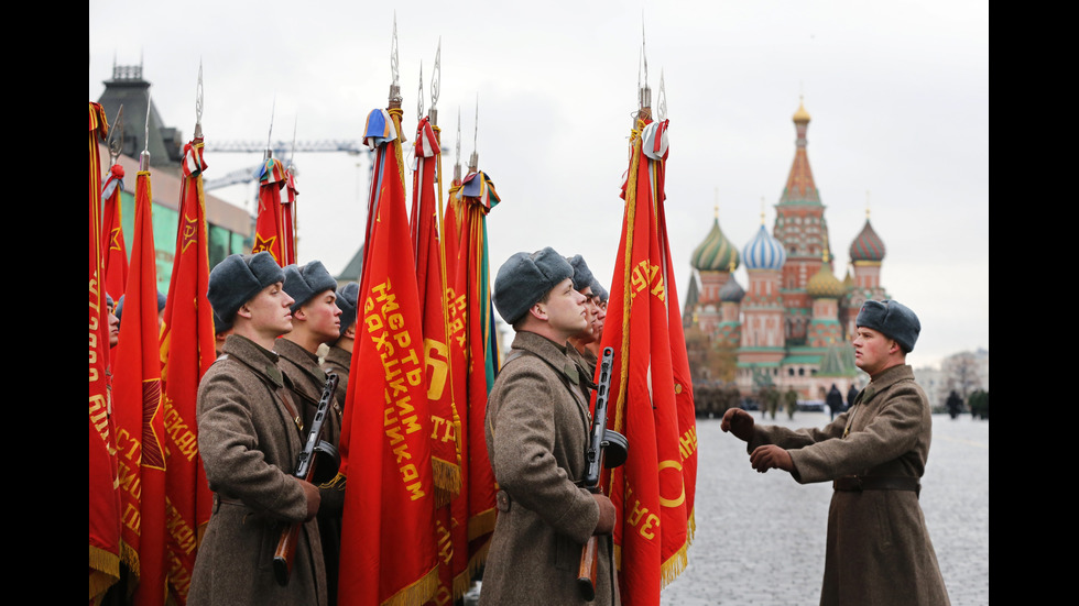 Руски военни репетират за голям парад в Москва