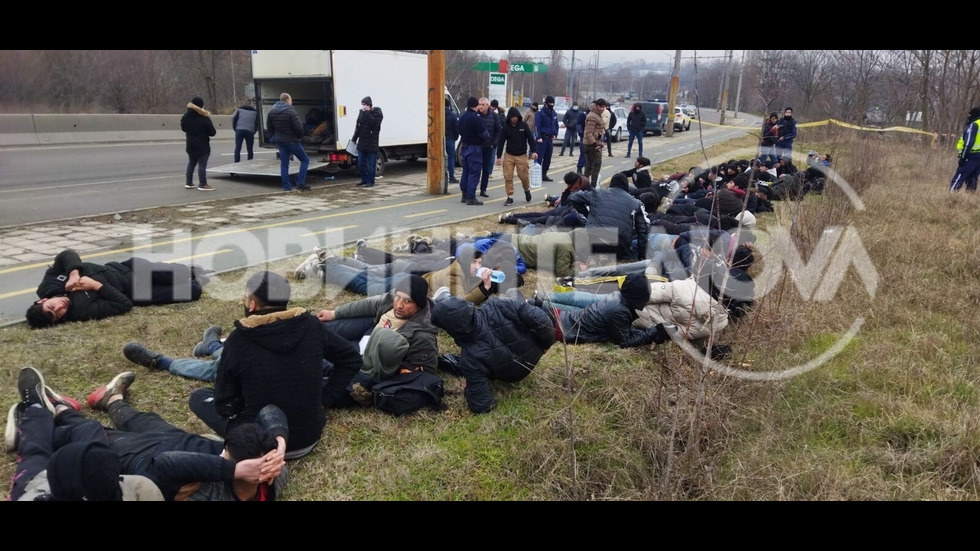 61 нелегални мигранти откриха в Бургас