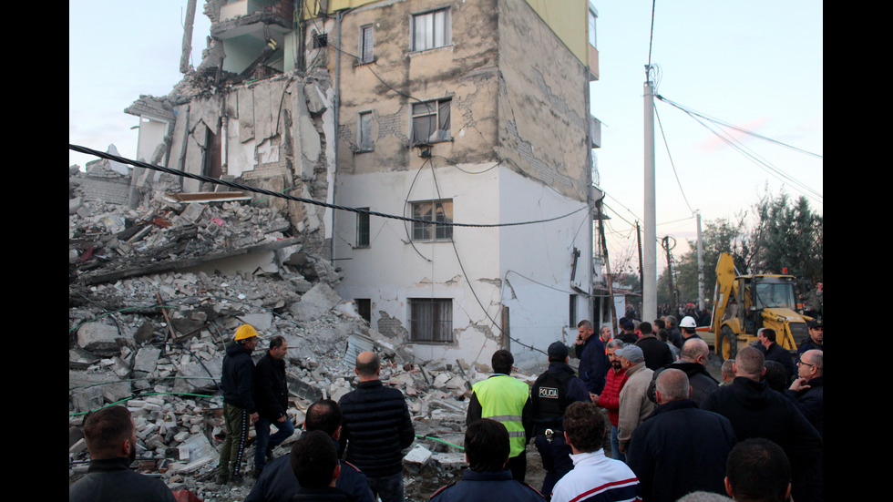 Щетите след силното земетресение в Албания