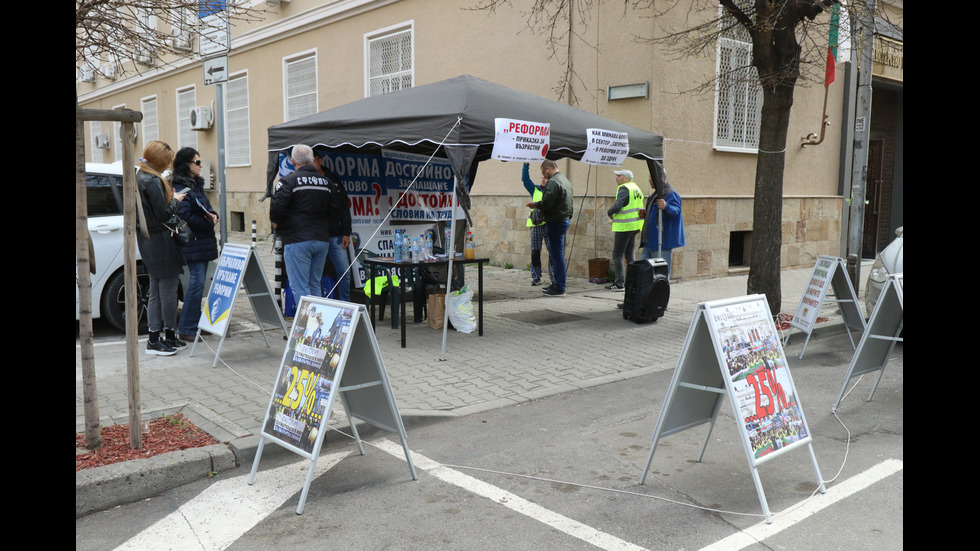 Протест в центъра на София: Полицаи и надзиратели разпънаха палатков лагер