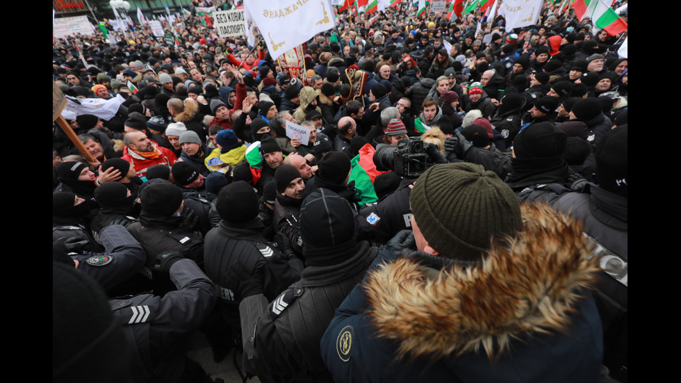"Възраждане" организира протест срещу зеления сертификат, докараха водно оръдие пред НС