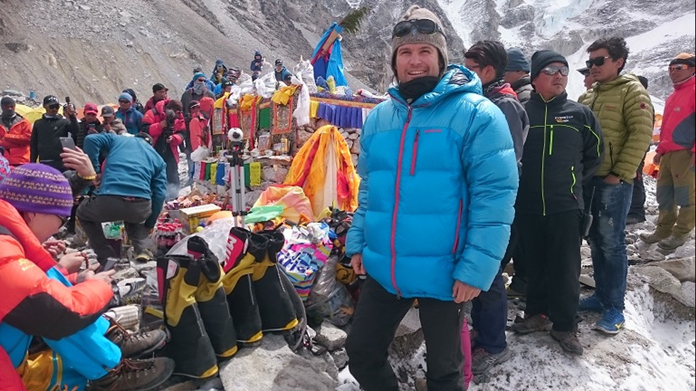 Българин стана първият алпинист-веган в света, който се качи на връх Лхотце