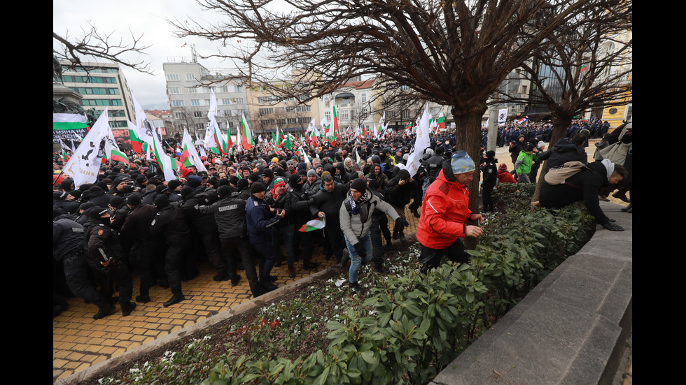 "Възраждане" организира протест срещу зеления сертификат, докараха водно оръдие пред НС