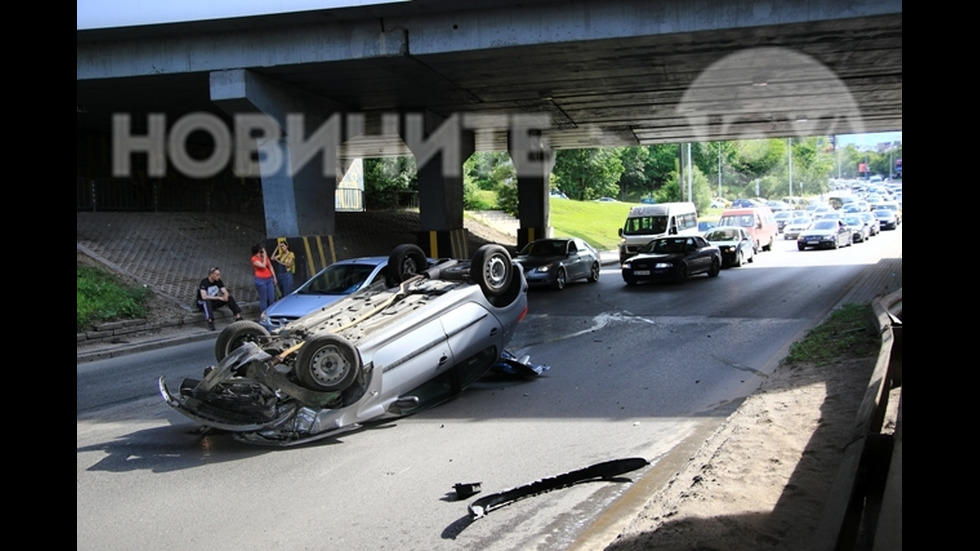 Кола се е обърнала по таван на бул. "Александър Малинов" в София