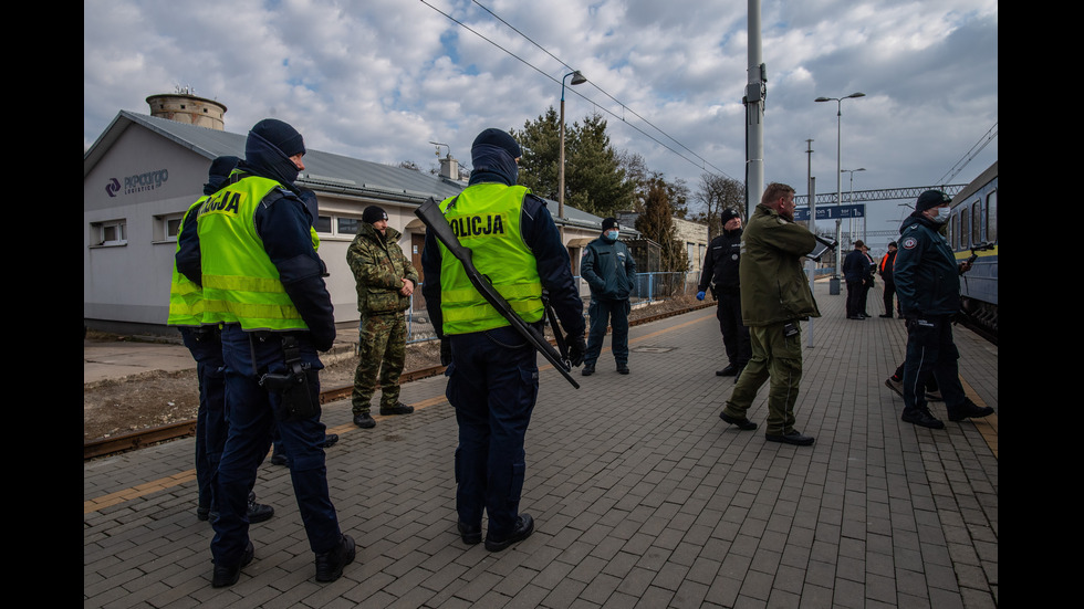 Хиляди украинци се евакуират към Полша и Словакия