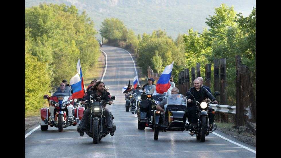 Путин разбуни Украйна, пристигайки на мотоциклет в Севастопол