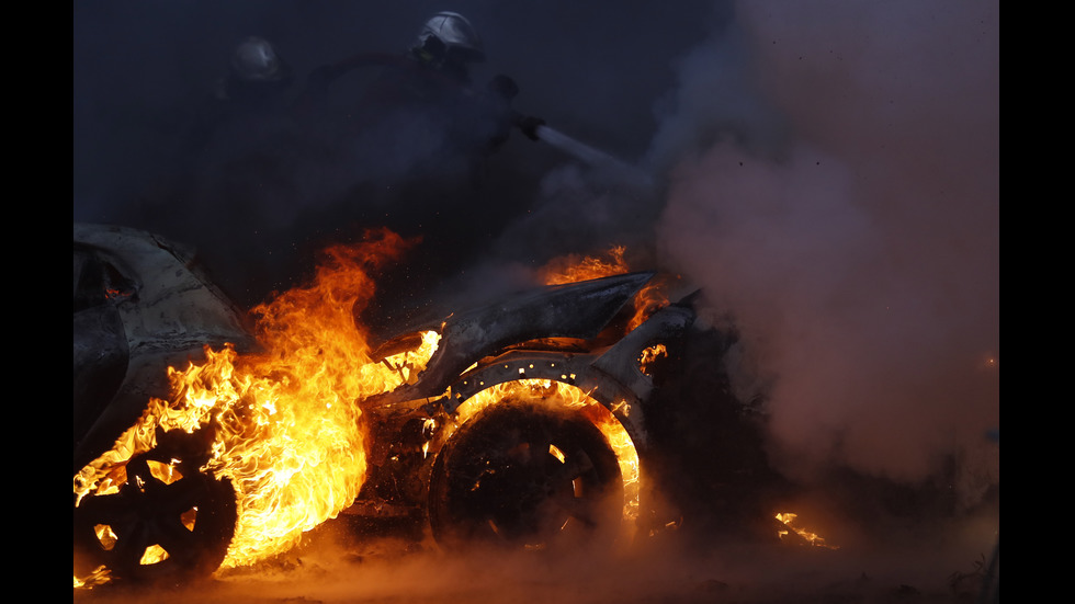Сблъсъци, горящи коли и сълзотворен газ по улиците на Париж