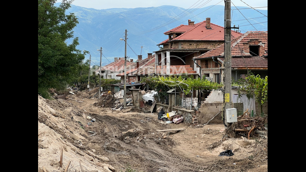 Продължава разчистването на щетите от природното бедствие в село Богдан