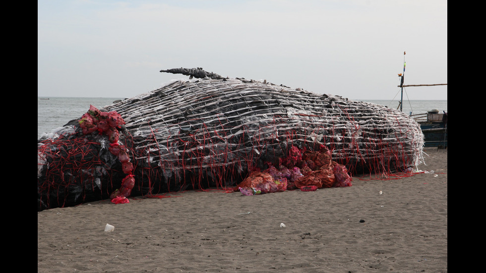 Умрял пластмасов кит на плажа в Манила
